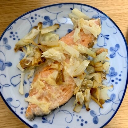 初レポ&初鮭のホイル焼きです！
写真は皿に移したあとですが、とても簡単に作れて美味しかったです。
これからも作ります。美味しいレシピをありがとうございます！